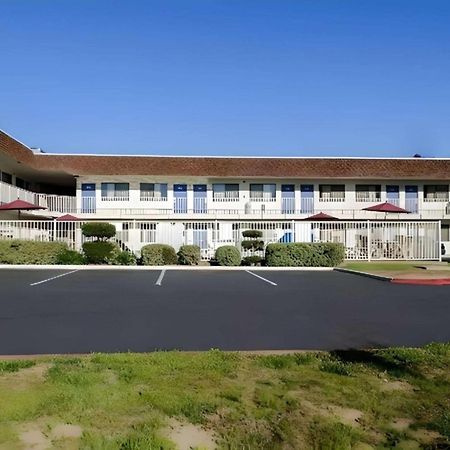 Park Inn By Radisson, Търлок Екстериор снимка