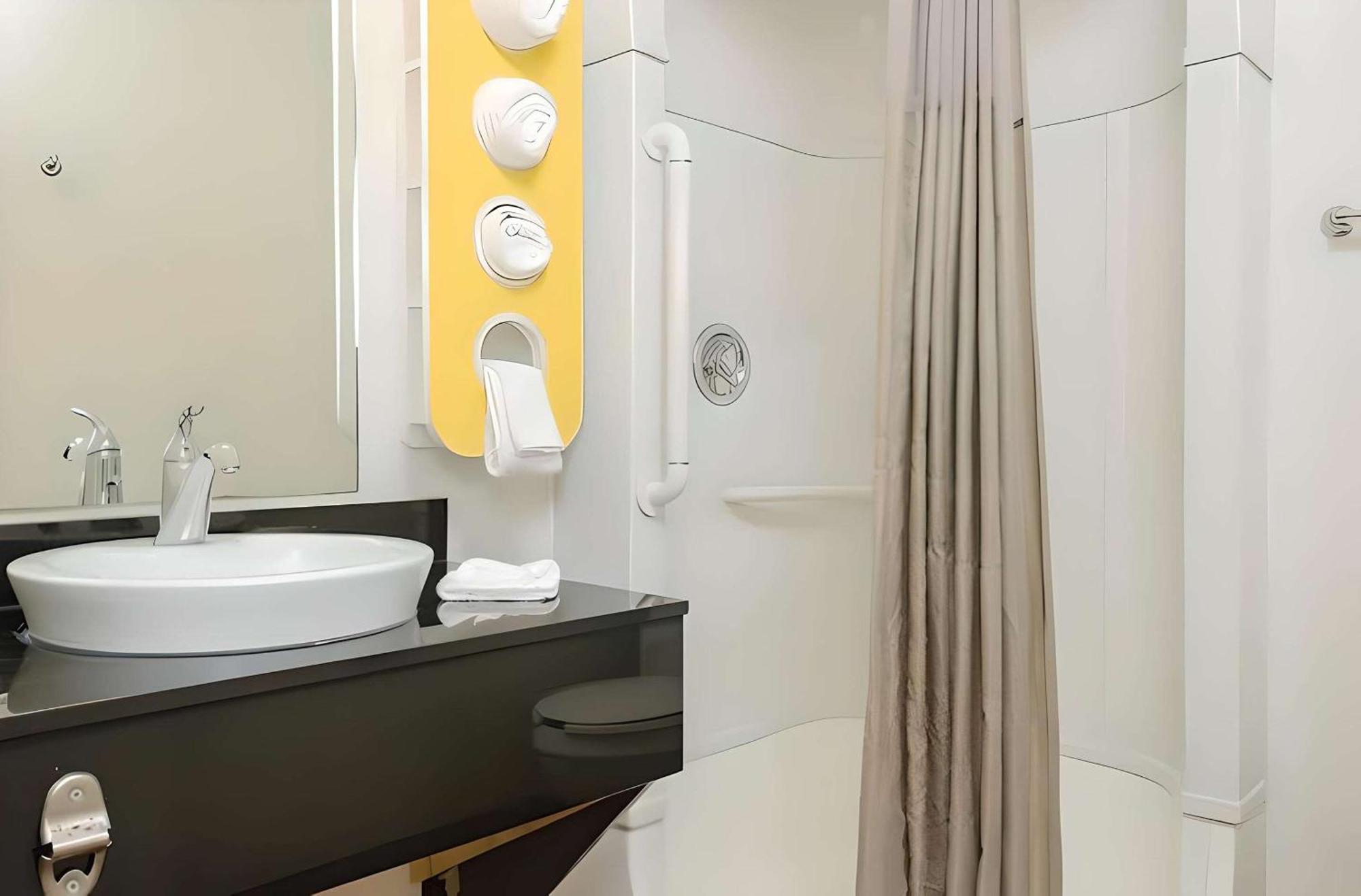 Park Inn By Radisson, Търлок Екстериор снимка