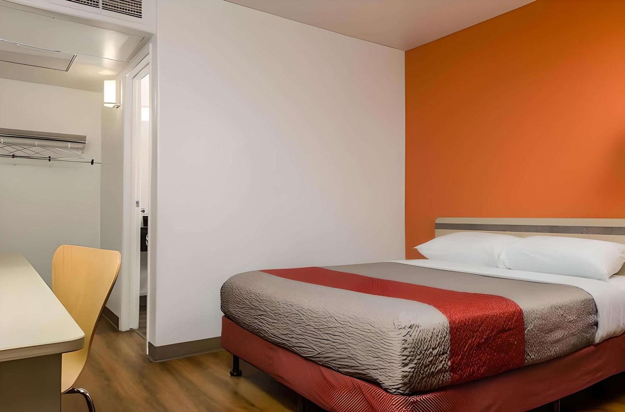 Park Inn By Radisson, Търлок Екстериор снимка