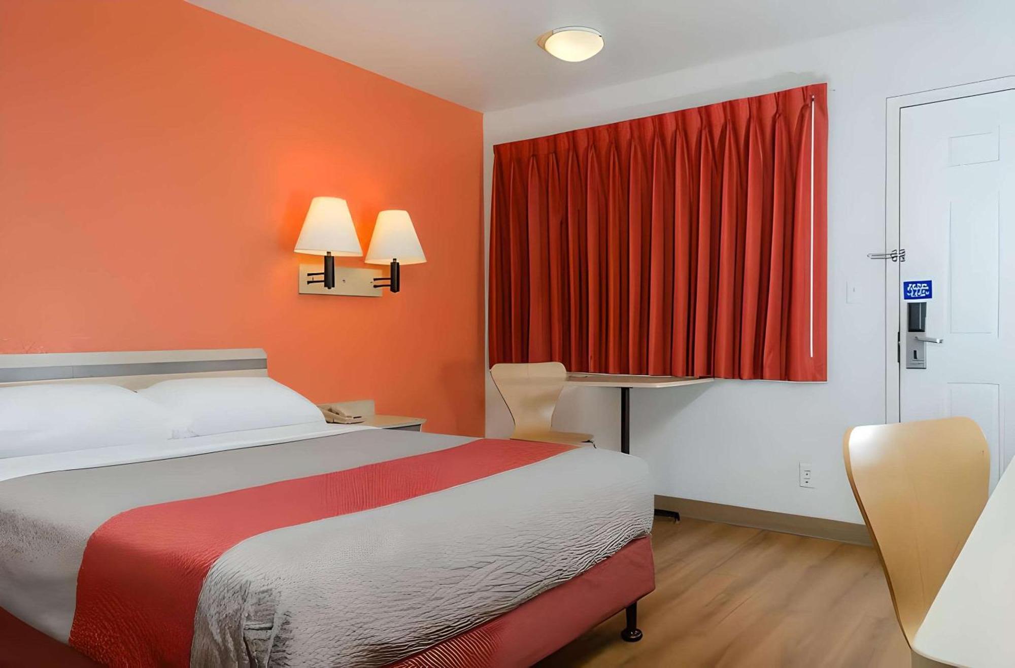 Park Inn By Radisson, Търлок Екстериор снимка