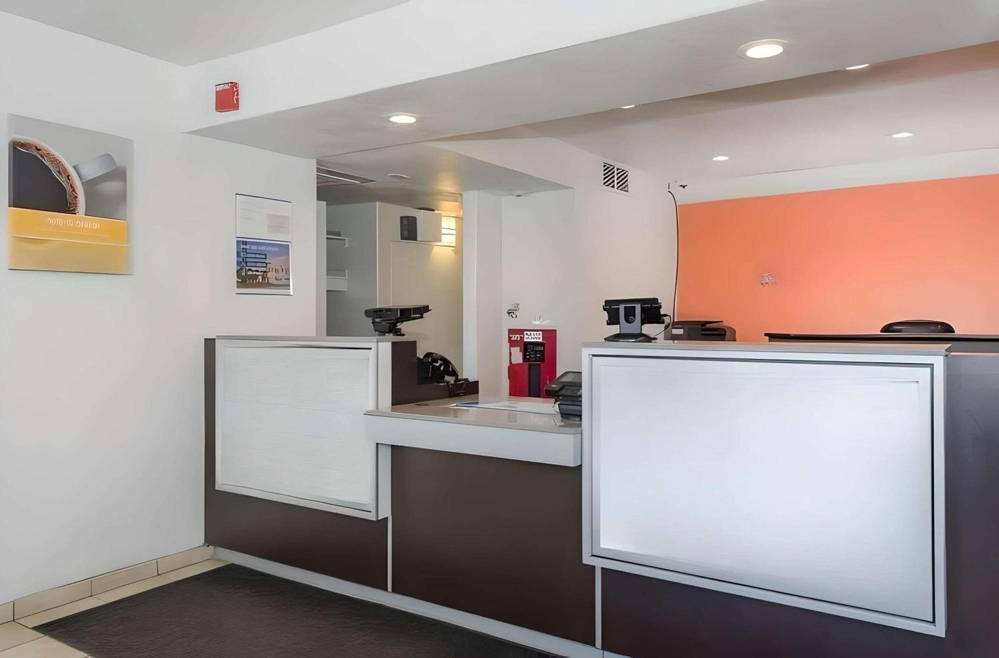 Park Inn By Radisson, Търлок Екстериор снимка